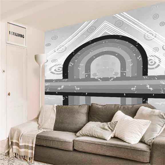 Ein modernes Wohnzimmer mit grauer Wandtapete in geometrischem Design und einem bequemen grauen Sofa mit Kissen