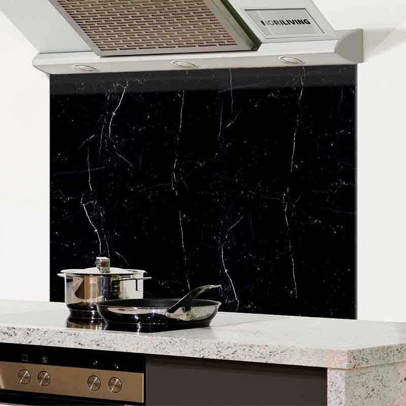 Elegante Kücheneinrichtung mit Dunstabzugshaube und schwarzem Marmorspritzschutz hinter Kochtöpfen auf einem Herd
