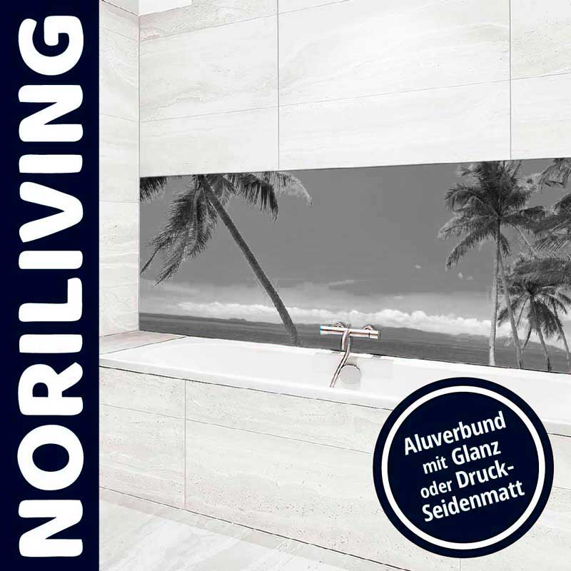 Foto eines Badezimmers mit Badewanne und Palmen-Fototapete auf Aluverbund von Noriliving