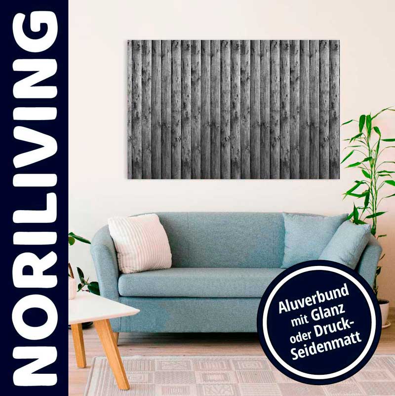 Stilvolles Wohnzimmer mit blauer Couch und einem Wandbild aus Aluverbund im Holzdesign in glänzender oder seidenmatter Ausführung.