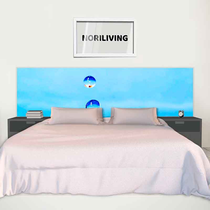 Schlafzimmer mit großen Bett, blauer Akzentwand und minimalistischer Dekoration, inklusive Nachttischen und Wandbild