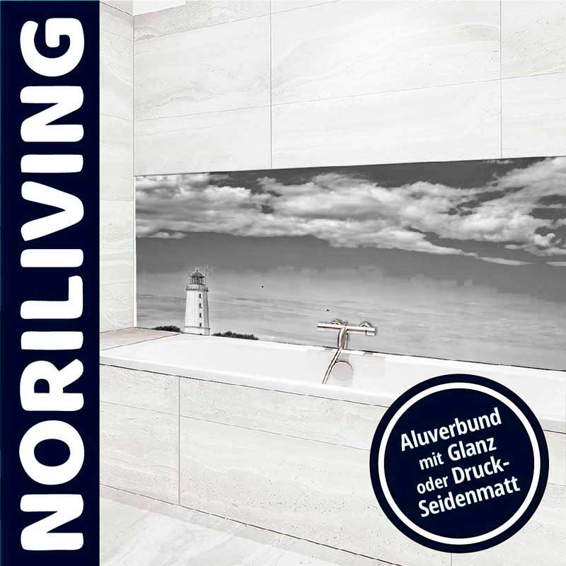 Badezimmer mit stilvollem Aluverbundpaneel, das einen Leuchtturm in einer Schwarz-Weiß-Landschaft zeigt. Erhältlich in Glanz oder Druck-Seidenmatt von Noriliving.