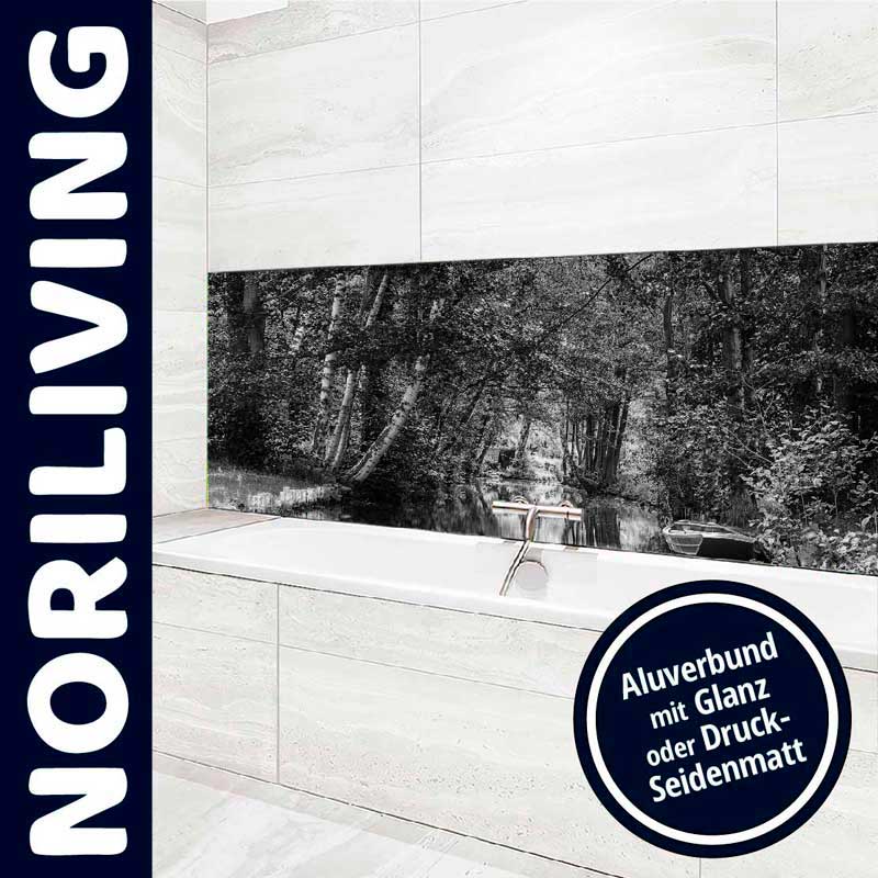 Moderne Badezimmergestaltung mit Aluverbundrückwand in Glanz oder Druck-Seidenmatt Stilvolle Badewanne mit natürlichem Waldmotiv als Aluverbundrückwand in Glanz oder Seidenmatt