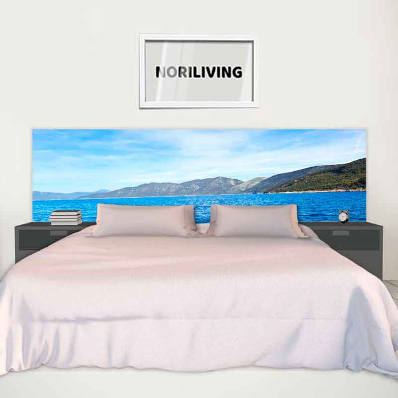 Schlafzimmeransicht mit einem großen Doppelbett, flankiert von zwei Nachttischen, und einem auffälligen Landschaftskunstwerk an der Wand.