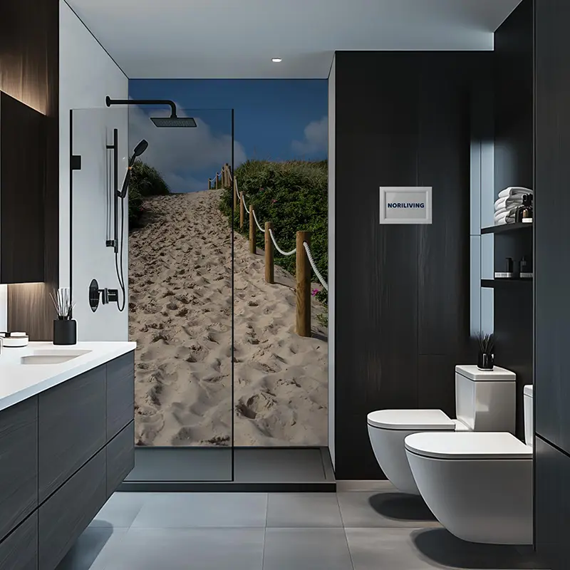 Modernes Badezimmer mit Dusche und Strand-Motiv auf Glaswand