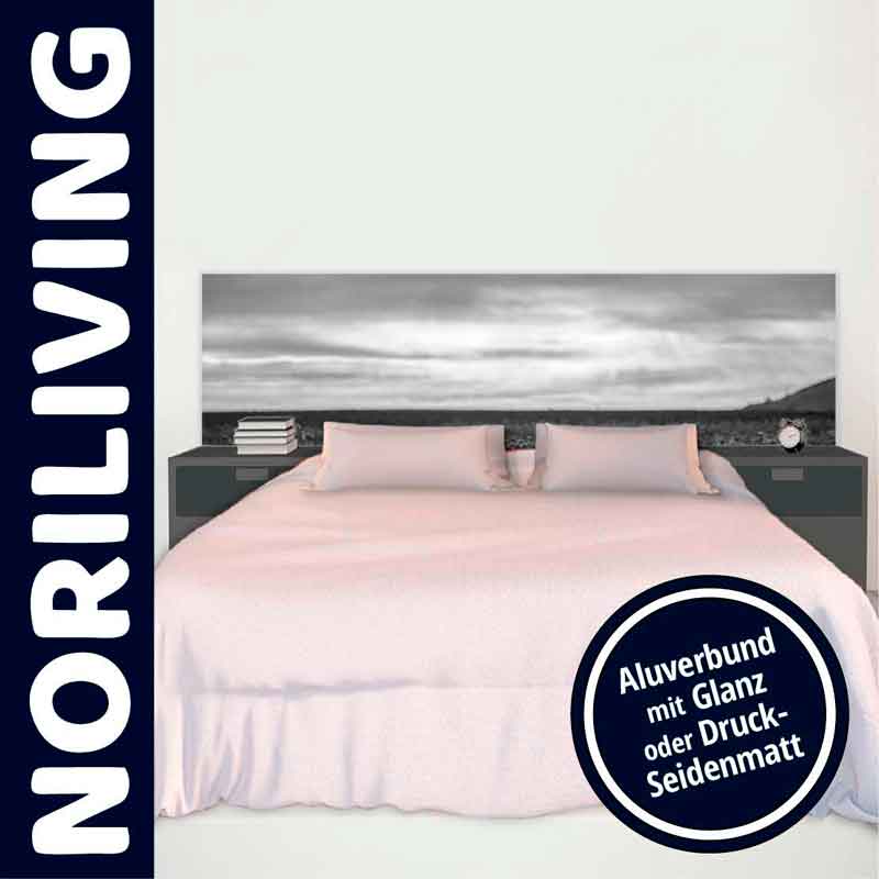 Minimalistisch eingerichtetes Schlafzimmer mit Alubett und elegantem Hintergrundbild. Beistelltische mit Büchern und Uhr.