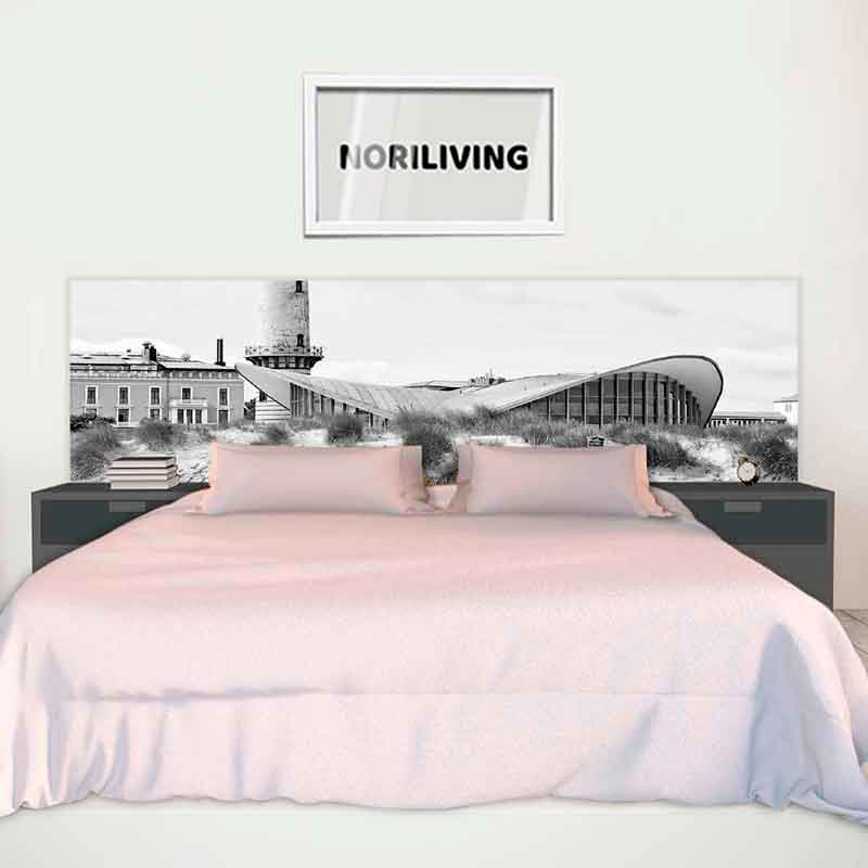 Modernes Schlafzimmer mit grauem Nachttisch, großer Bettrückwand mit Architekturmotiv und Wandbild mit der Aufschrift Noriliving