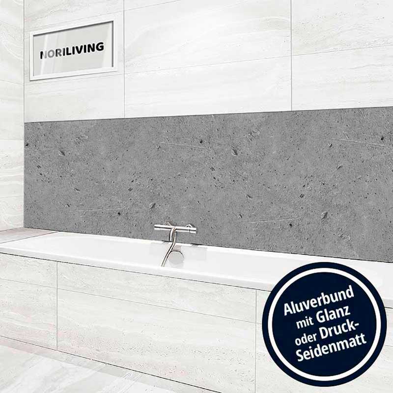 Moderne Badezimmerwand mit Aluverbund in Glanz oder Seidenmatt Hochwertige Badezimmerverkleidung aus Aluverbundmaterial in glänzender oder seidenmatter Ausführung, über einer weißen Badewanne in einem modernen Raum.