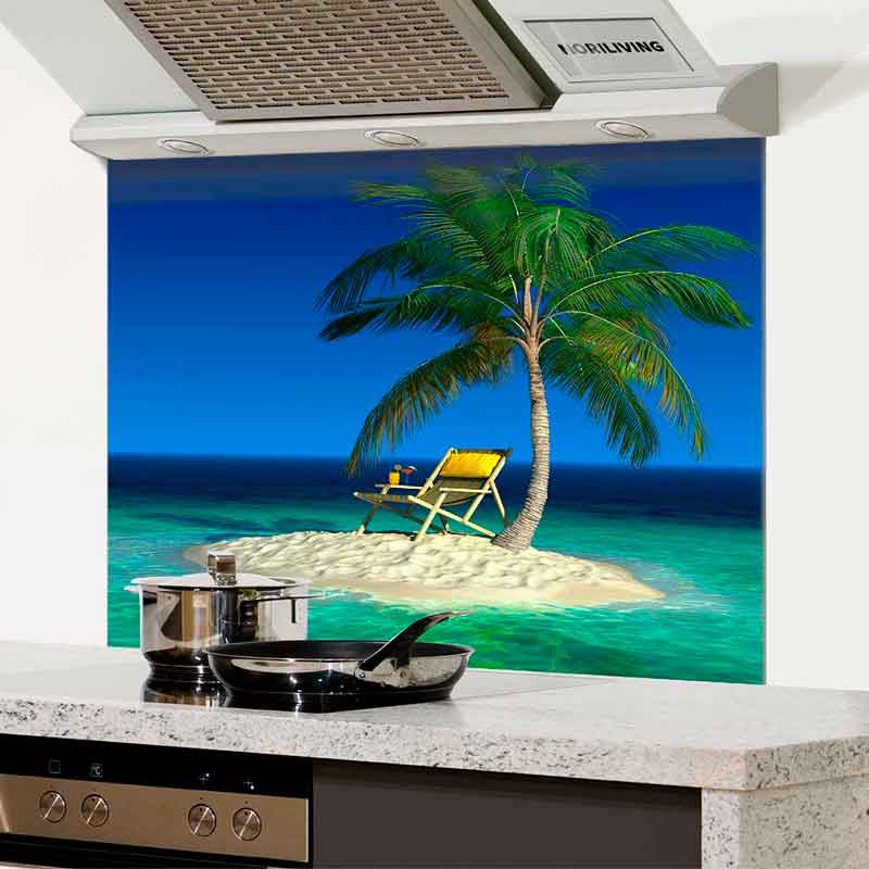 Küchenrückwand mit Palmeninsel-Motiv Küchenrückwand zeigt eine einsame Insel mit Palme und Liegestuhl im Ozean