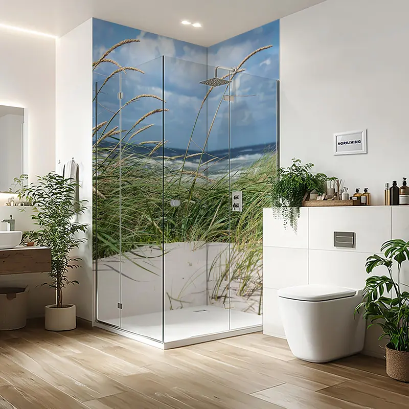 Modernes Bad mit Glasdusche und Strandbild