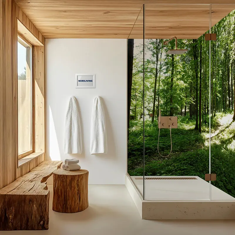 Helles Holzbad mit Dusche, Handtüchern und Waldtapete