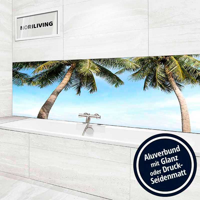 Modernes Badezimmer mit einer Palmenlandschaft als Wandverkleidung aus Aluverbund, mit Hochglanz- oder Druck-Seidenmatt-Finish.