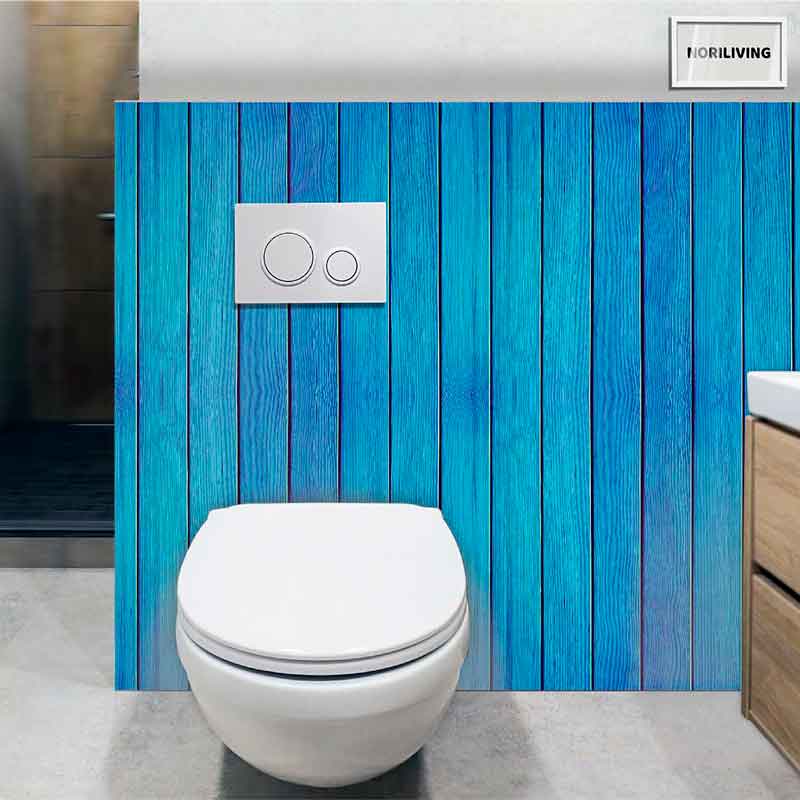 Toilette vor blau gestrichener Holzwand in einem modernen Badezimmer