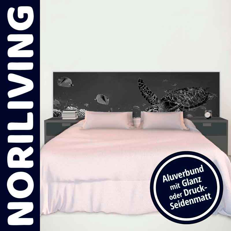 Kopfteil für Bett mit maritimem Design in Schwarz-Weiß Schwarz-Weiß-Kopfteil eines Bettes mit Meeresmotiven und Schildkröte, umgeben von Nachttischen.