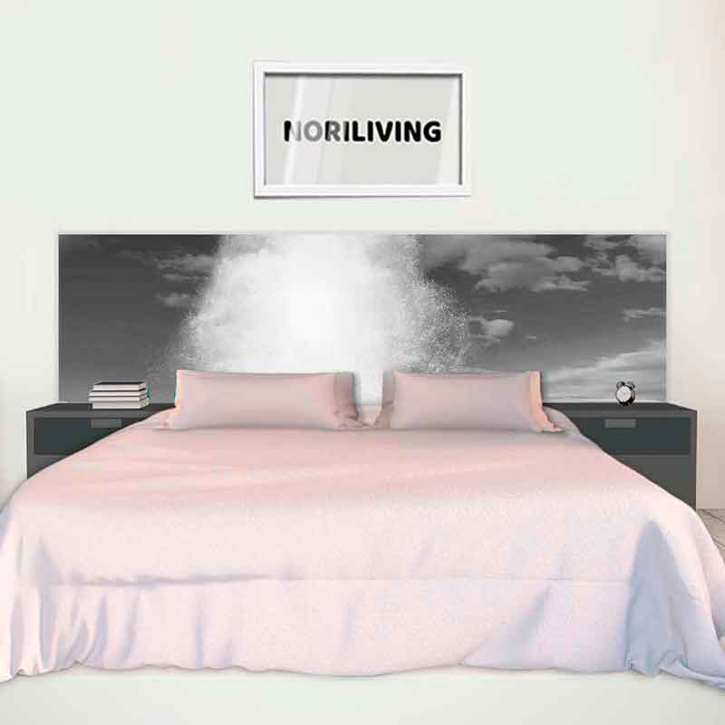 Gemütliches Bett mit großem Kopfteil und Fotografie, eingerahmt von Nachtkästchen und Wandbild