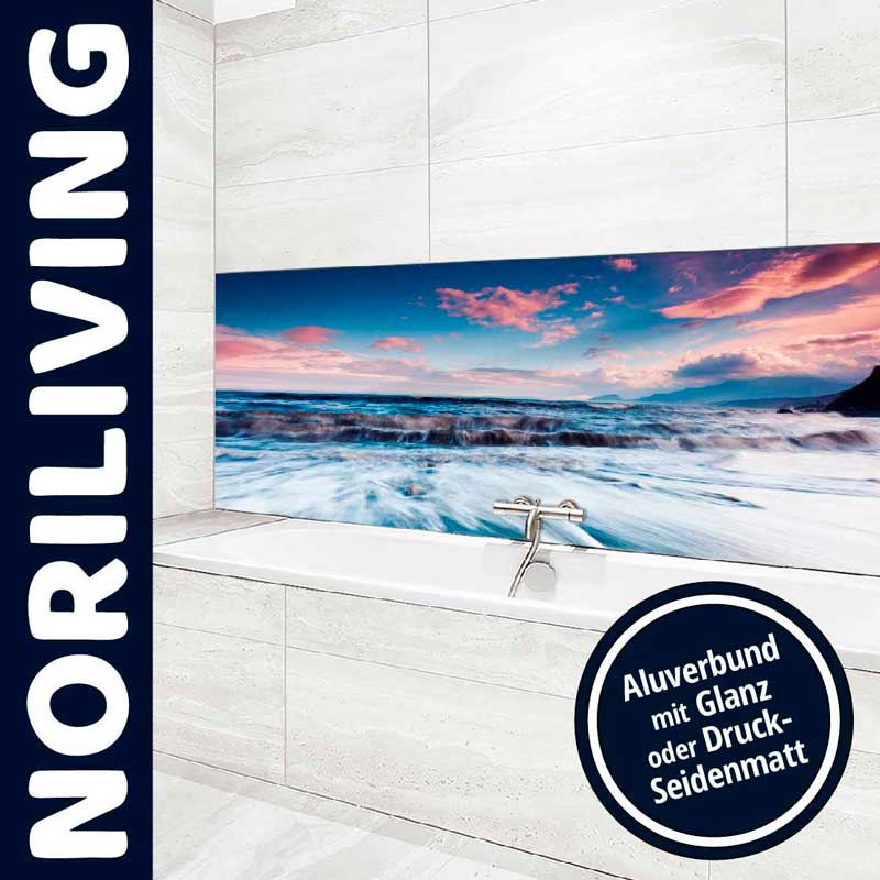 Hochwertiges Aluverbund-Dekopanel für Badezimmer - Glanz oder Druck-Seidenmatt Badezimmer mit Aluverbund-Dekopanel mit Meeresmotiv von Noriliving, wahlweise in Glanz oder Druck-Seidenmatt