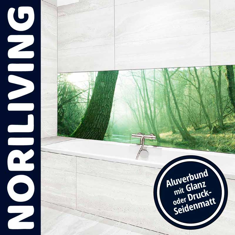 Badezimmer mit freistehender Badewanne und Naturmotiv-Glaswand von NORILIVING