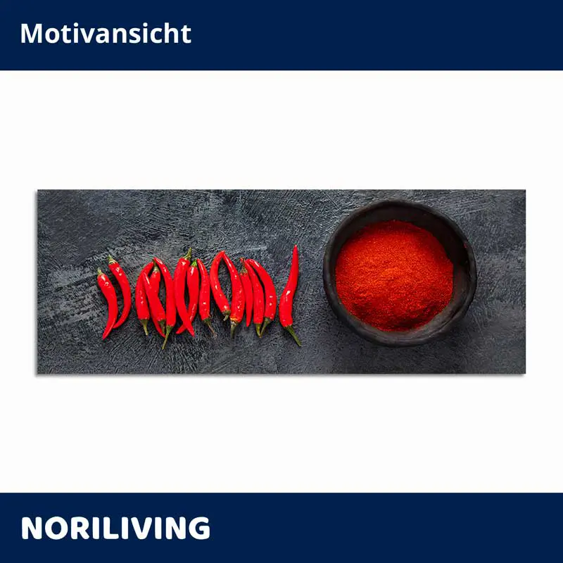 Chilischoten neben Schale mit Paprikapulver