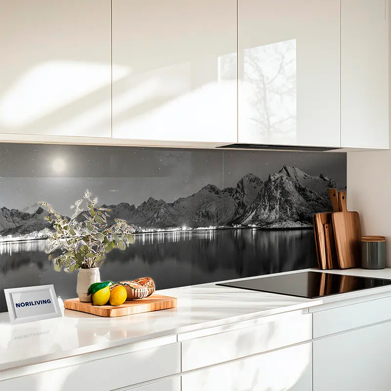 Schwarzweiß-Küchenrückwand mit Bergen und See
