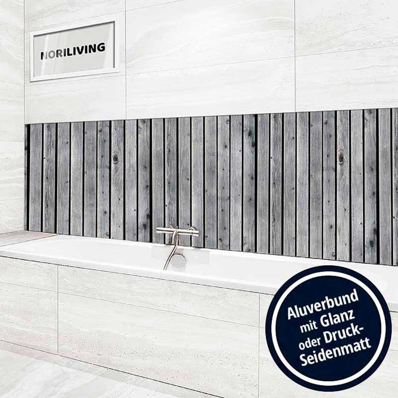 Moderner Badezimmerbereich mit Holzpaneelwand und Badewanne, Display der Marke Noriliving