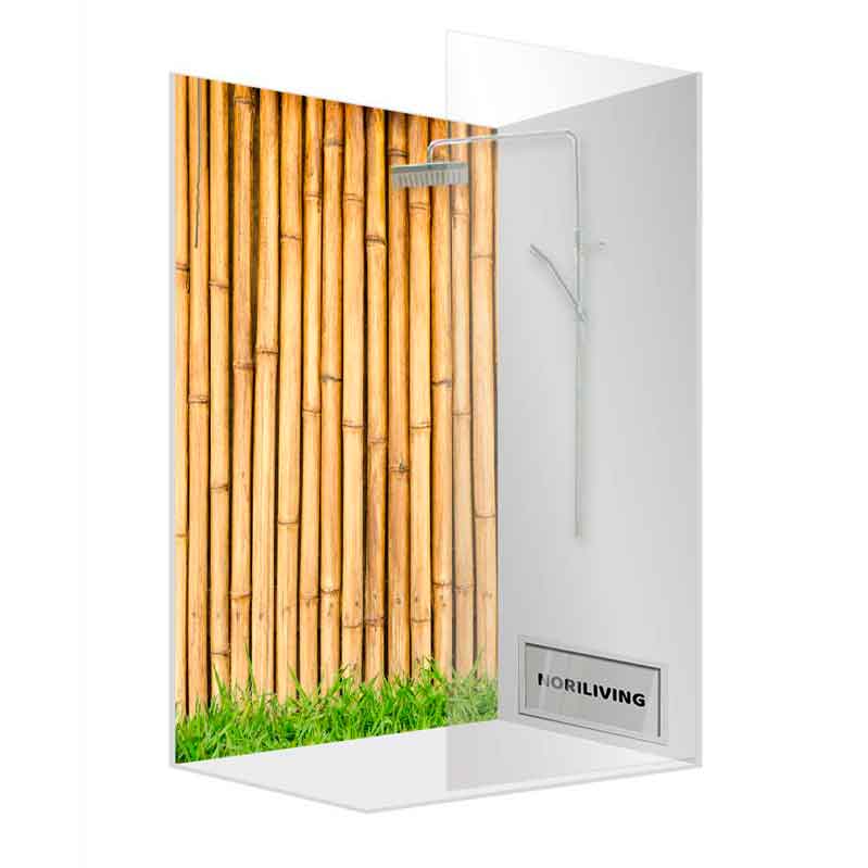 Duschkabine mit Bambuswand und Chrom-Duschkopf, flankiert von klaren Glastüren.