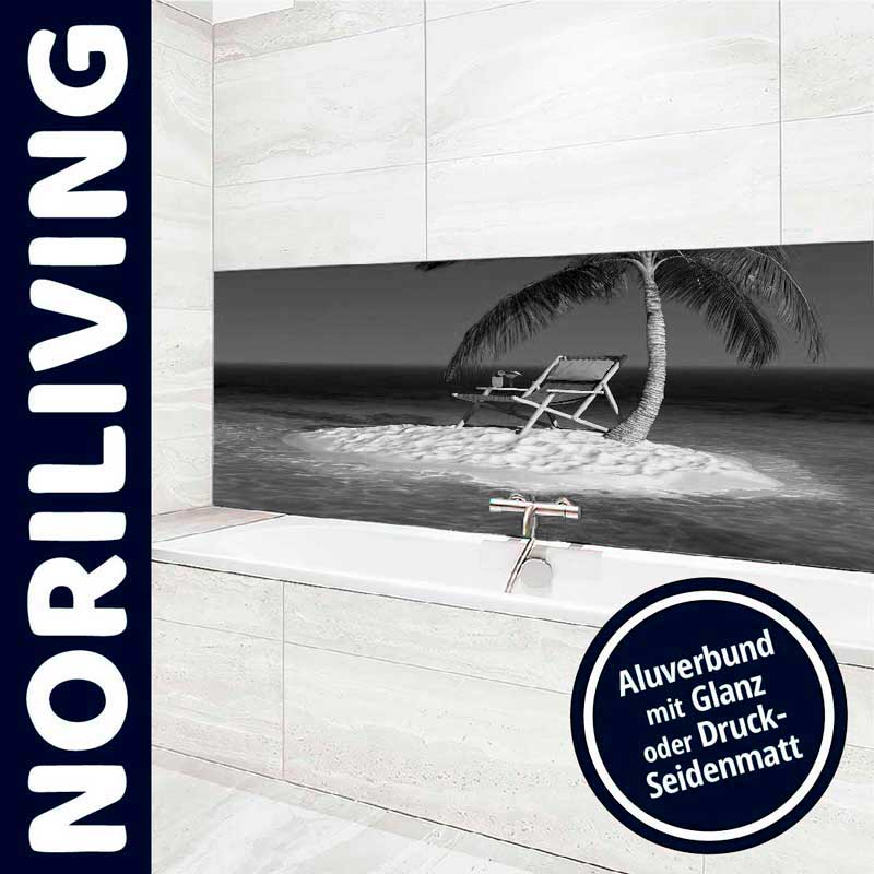 Moderne Badezimmergestaltung mit Aluverbund-Dekor, Strandmotiv mit Palmen und Sonnenliege