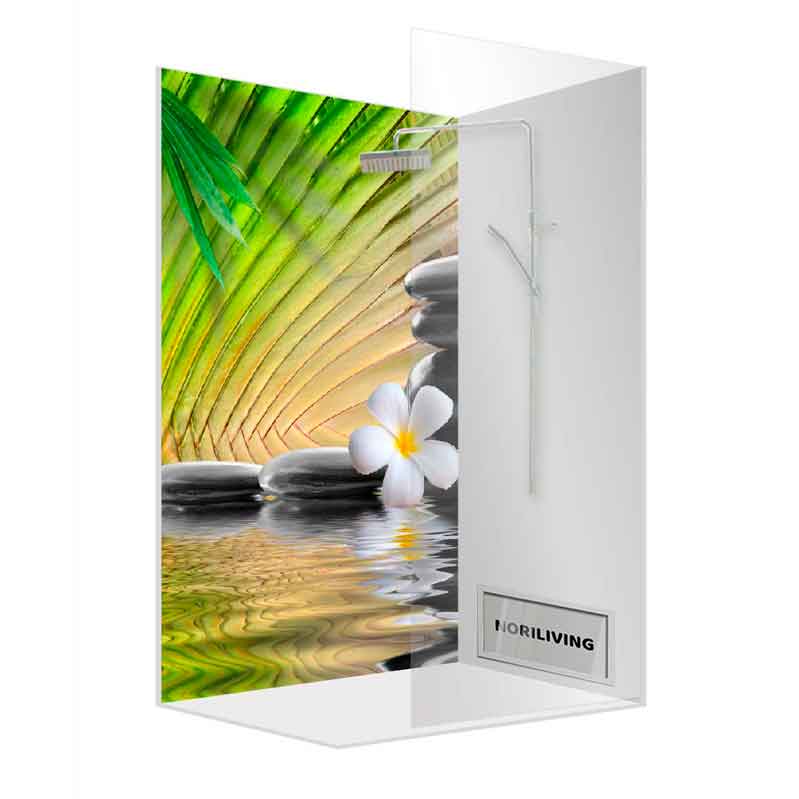 Duschwand mit Naturmotiv, grünen Blättern, Steinen und einer weißen Blüte.