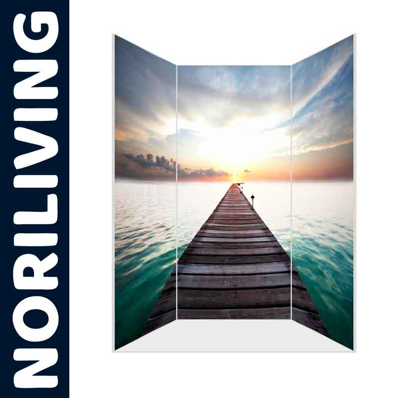Noriliving Raumteiler mit Steg-Motiv – Entspannte Atmosphäre für Ihr Zuhause Dreiteiliger Raumteiler von Noriliving mit einem Steg, der in einen ruhigen See bei Sonnenuntergang führt.