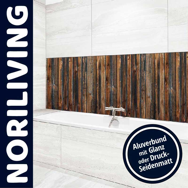 Badezimmer mit dekorativer Holzoptik-Wandverkleidung über der Badewanne von Noriliving, Aluverbund mit Glanz oder Druck-Seidenmatt