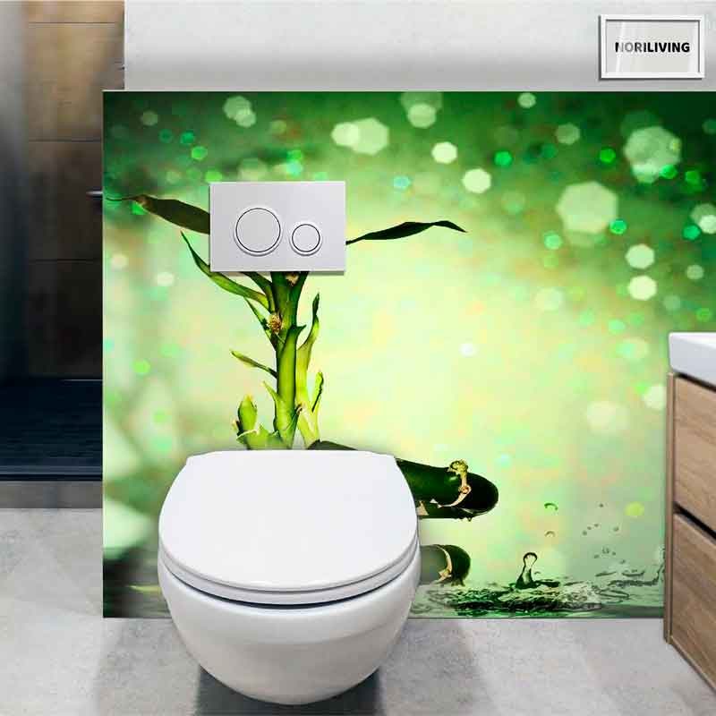 Moderne Toilette vor einer Wand mit grünem Bambus-Motiv und Wasserakzent im Badezimmer