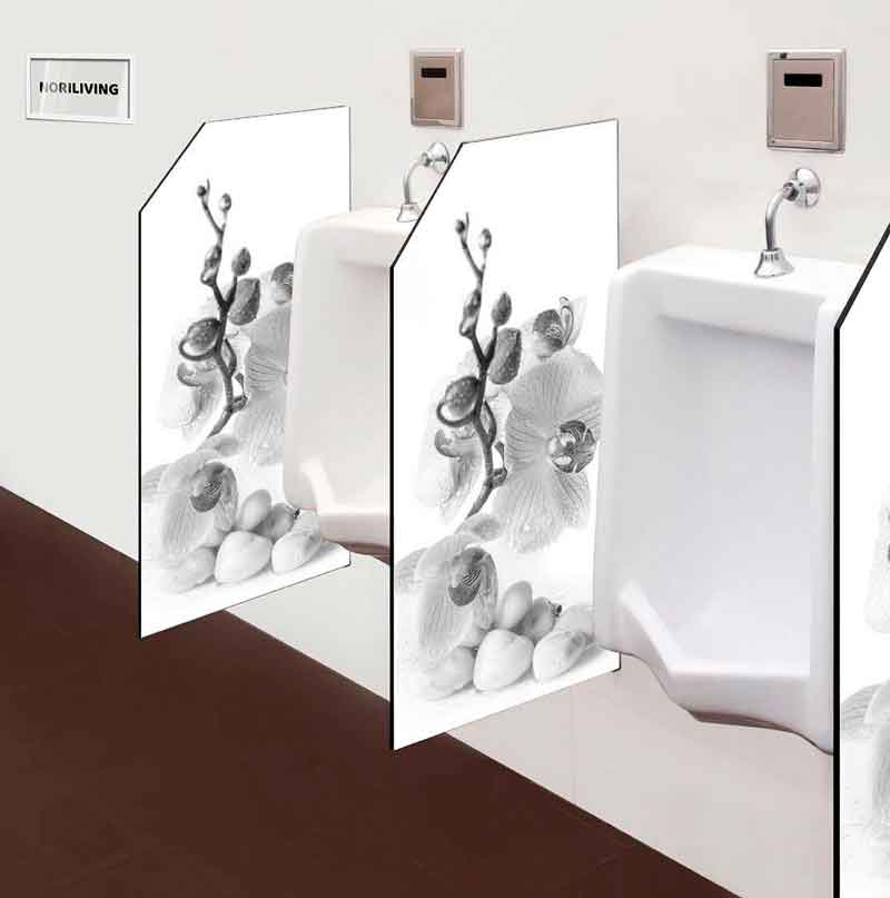 Urinale mit stilvollen Orchideen-Motiven im modernen Bad Urinale mit Trennwänden, verziert mit eleganten Orchideen-Illustrationen in einem modernen Badezimmer