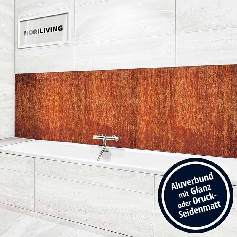 Badezimmer mit dekorativer Aluverbund-Rückwand in Rostoptik und einer Badewanne