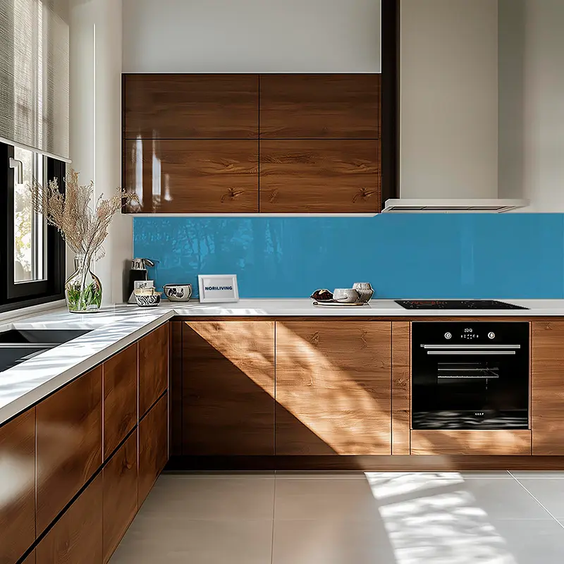 Küche mit Holzschränken, blauem Rückwand und Herd