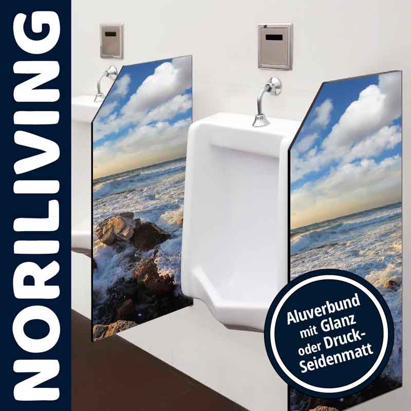 Zwei Urinale mit Trennwänden, bedruckt mit einem Strandmotiv, von der Marke NORILIVING in einer öffentlichen Toilette.