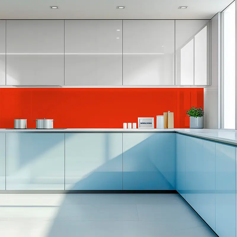 Helle moderne Küche mit roter Glasrückwand