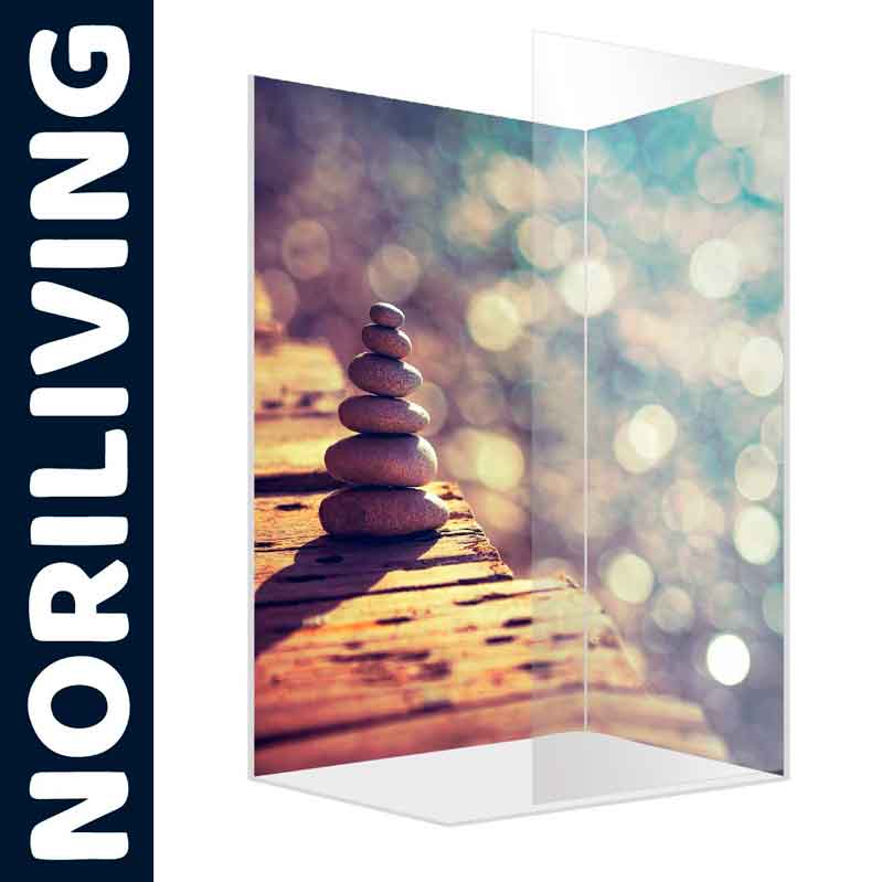 Raumteiler von Noriliving mit Zen-Steinen auf einem Holzsteg, im Hintergrund ein unscharfer, leuchtender Effekt.