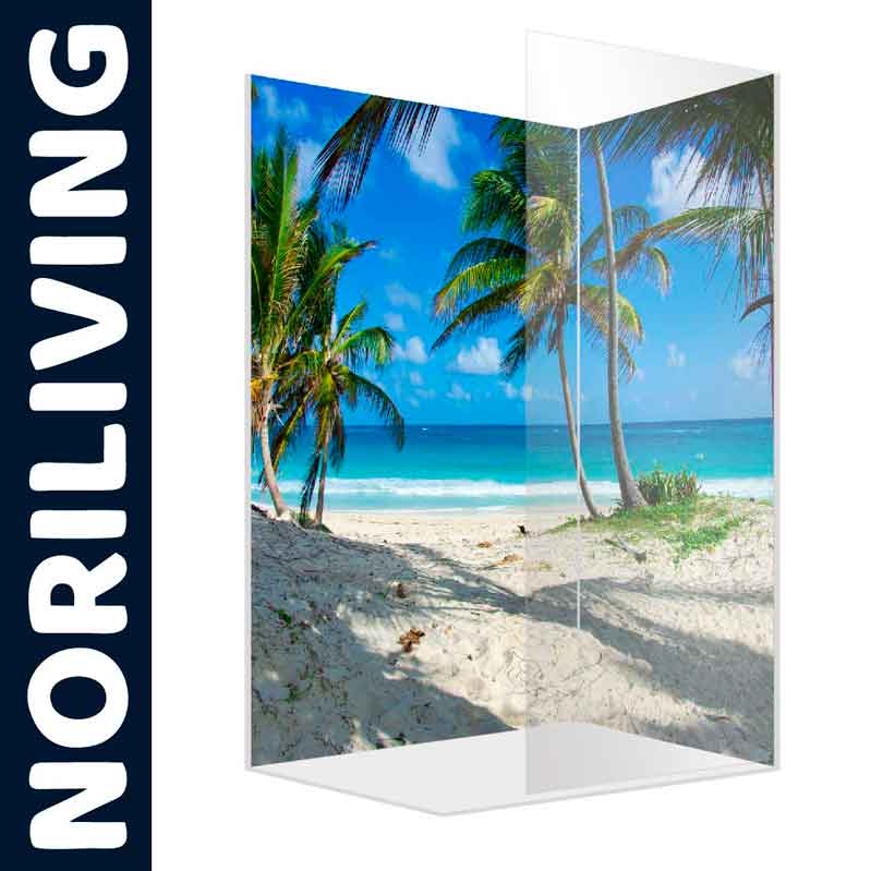 Raumteiler mit Palmen und Strandmotiv von NORILIVING vor blauem Himmel und Meer