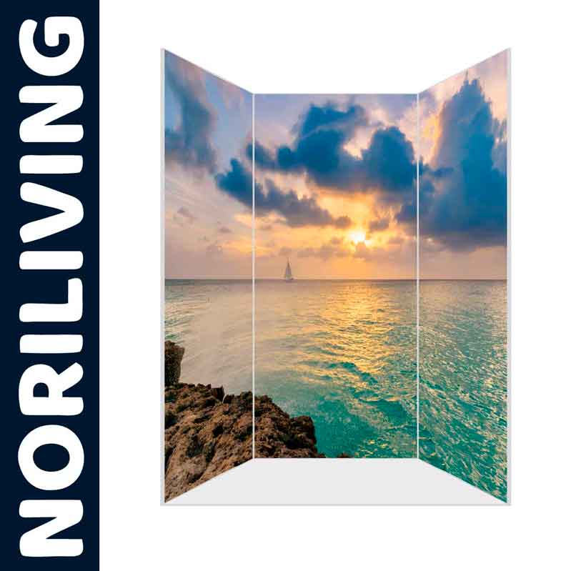 Trennwand mit Sonnenuntergang am Meer Motiv Trennwand mit einem farbenfrohen Sonnenuntergang über dem Meer, Wolken am Himmel und einem Segelboot im Hintergrund