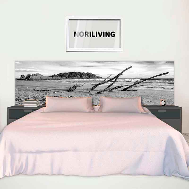 Elegantes Schlafzimmer mit Kunstfotografie-Elementen Schlafzimmer mit großem Bett, Nachttischen und einem schwarz-weißen Landschaftsfoto als Wanddekoration.